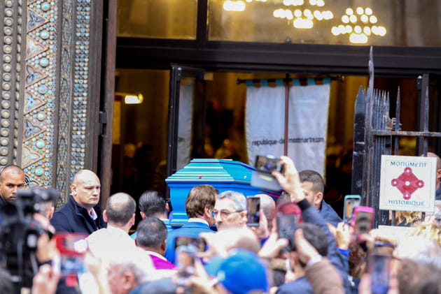 Le cercueil bleu-roi de Michou traverse la foule