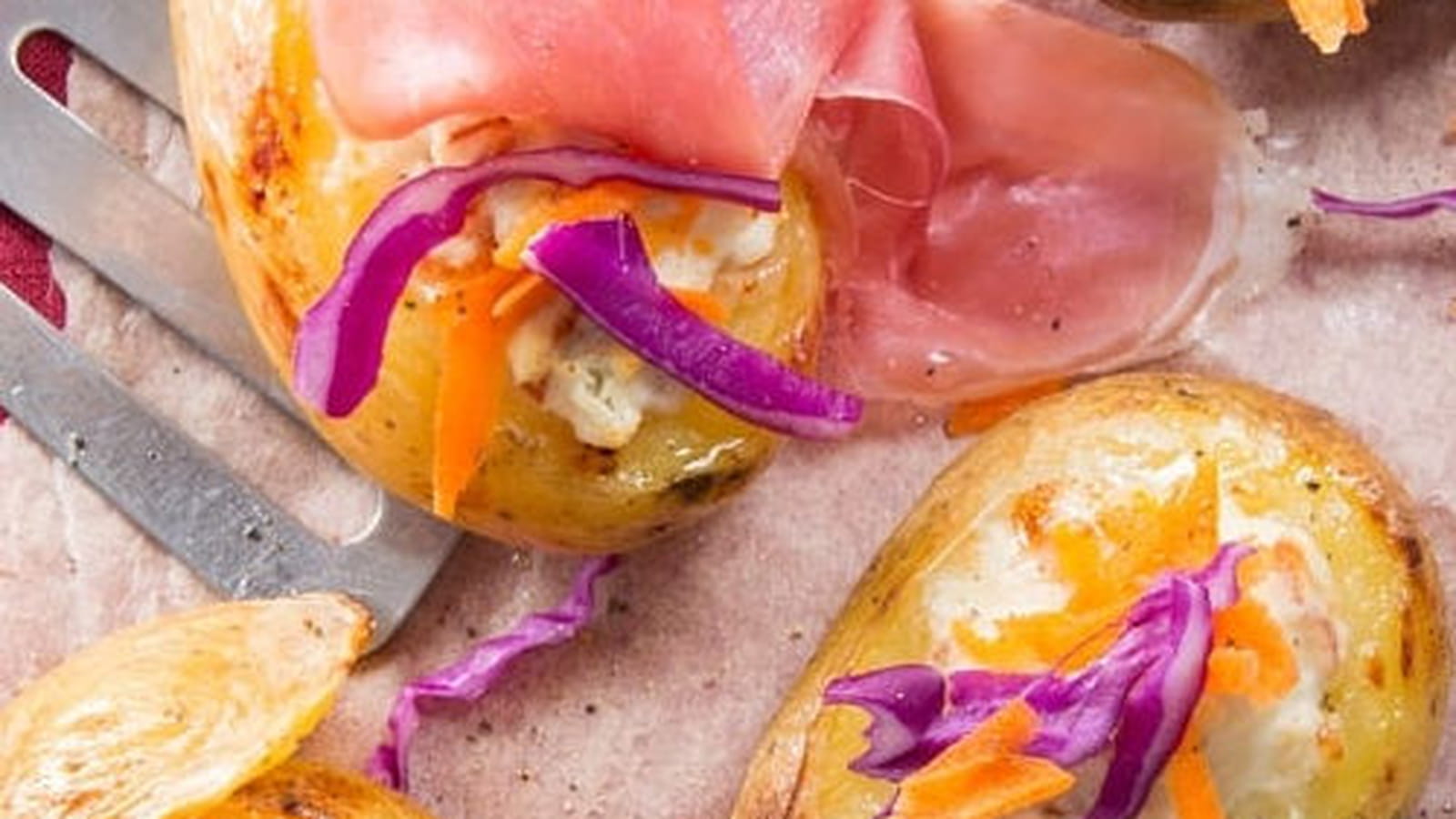 Pommes de terre au four farcies à la crème de fromage, Jambon de Parme et julienne de légumes