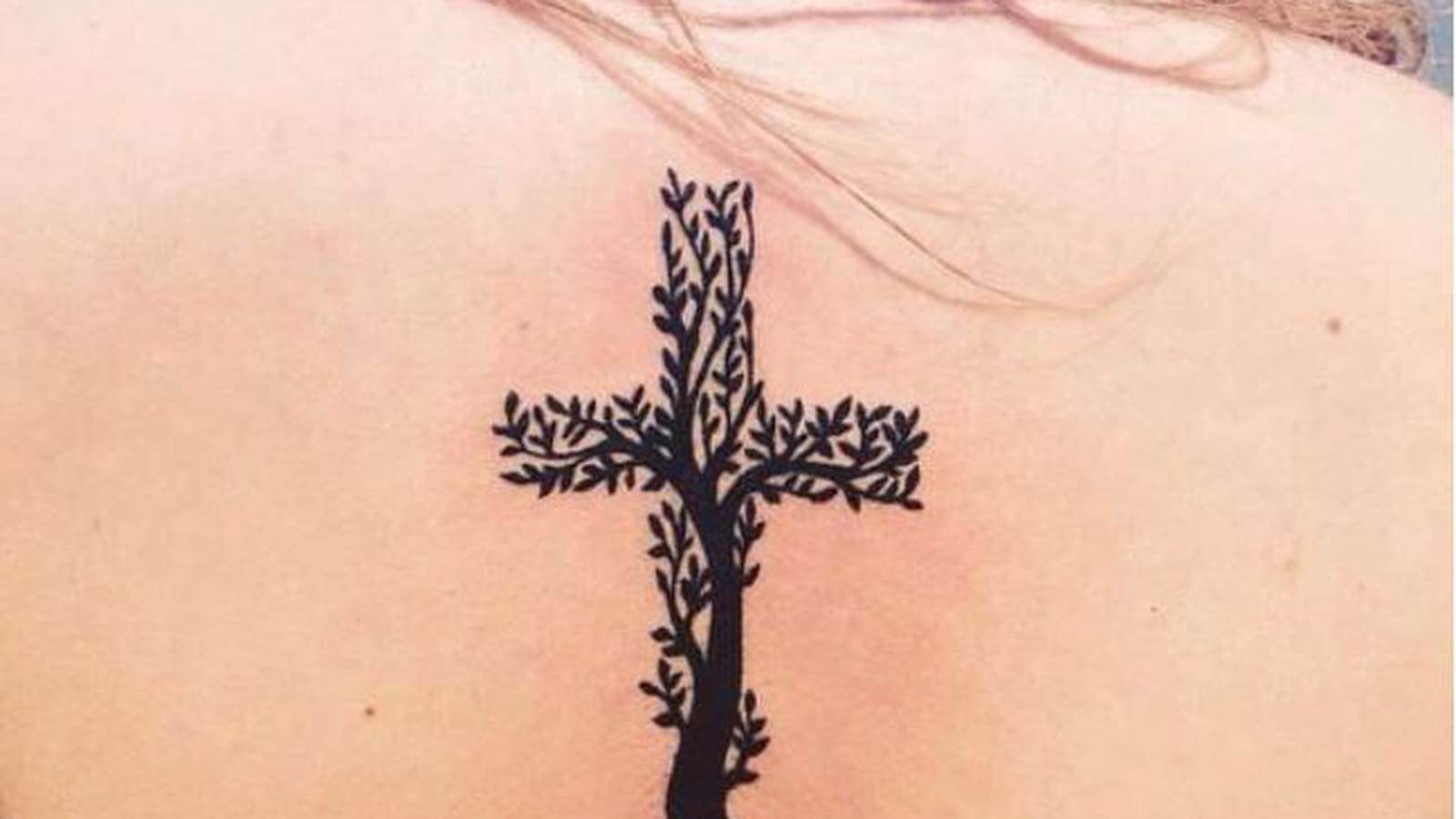 Croix et arbre dans le dos