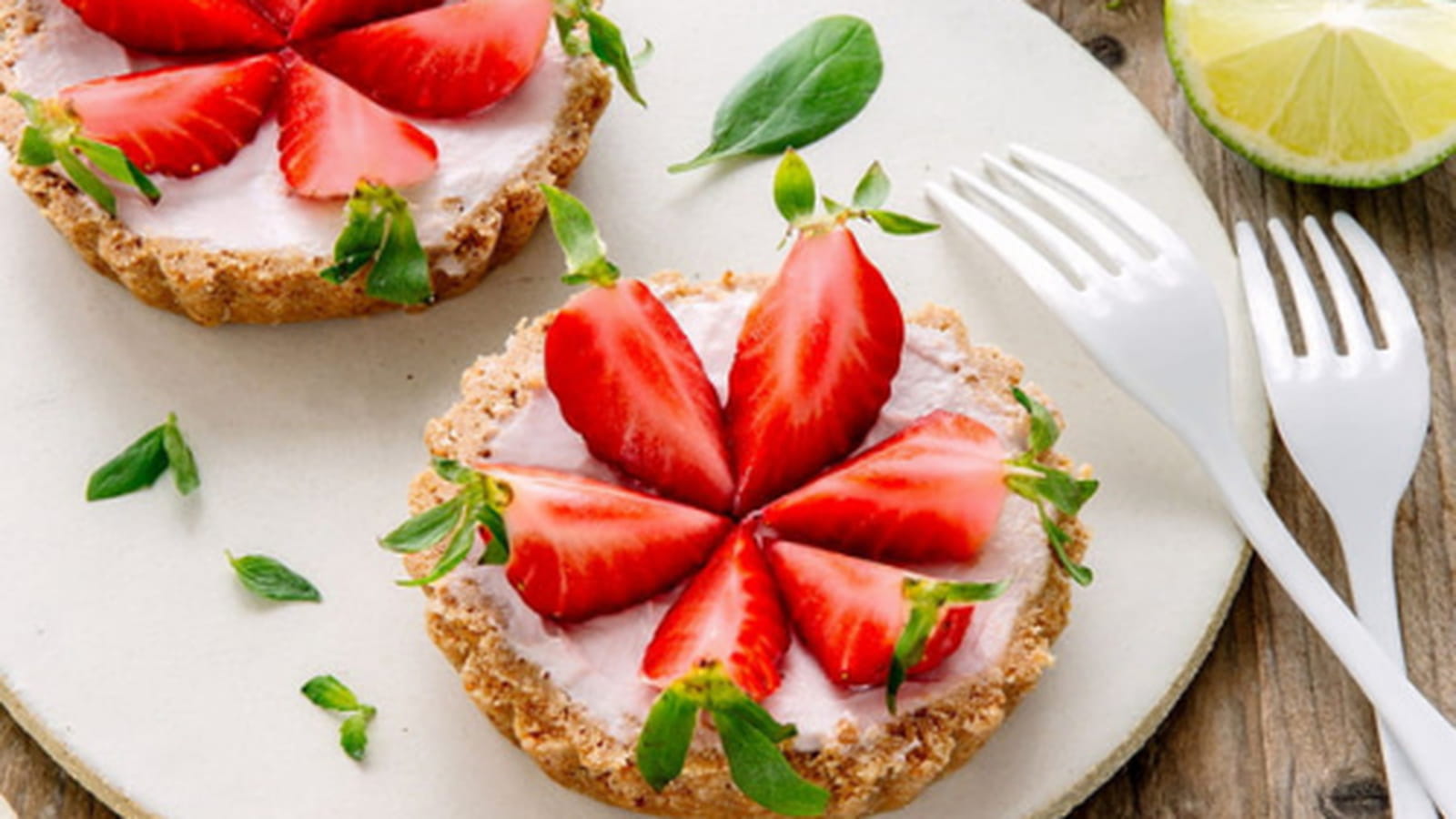 Tartelette sans cuisson aux fraises, basilic et yaourt brassé chèvre