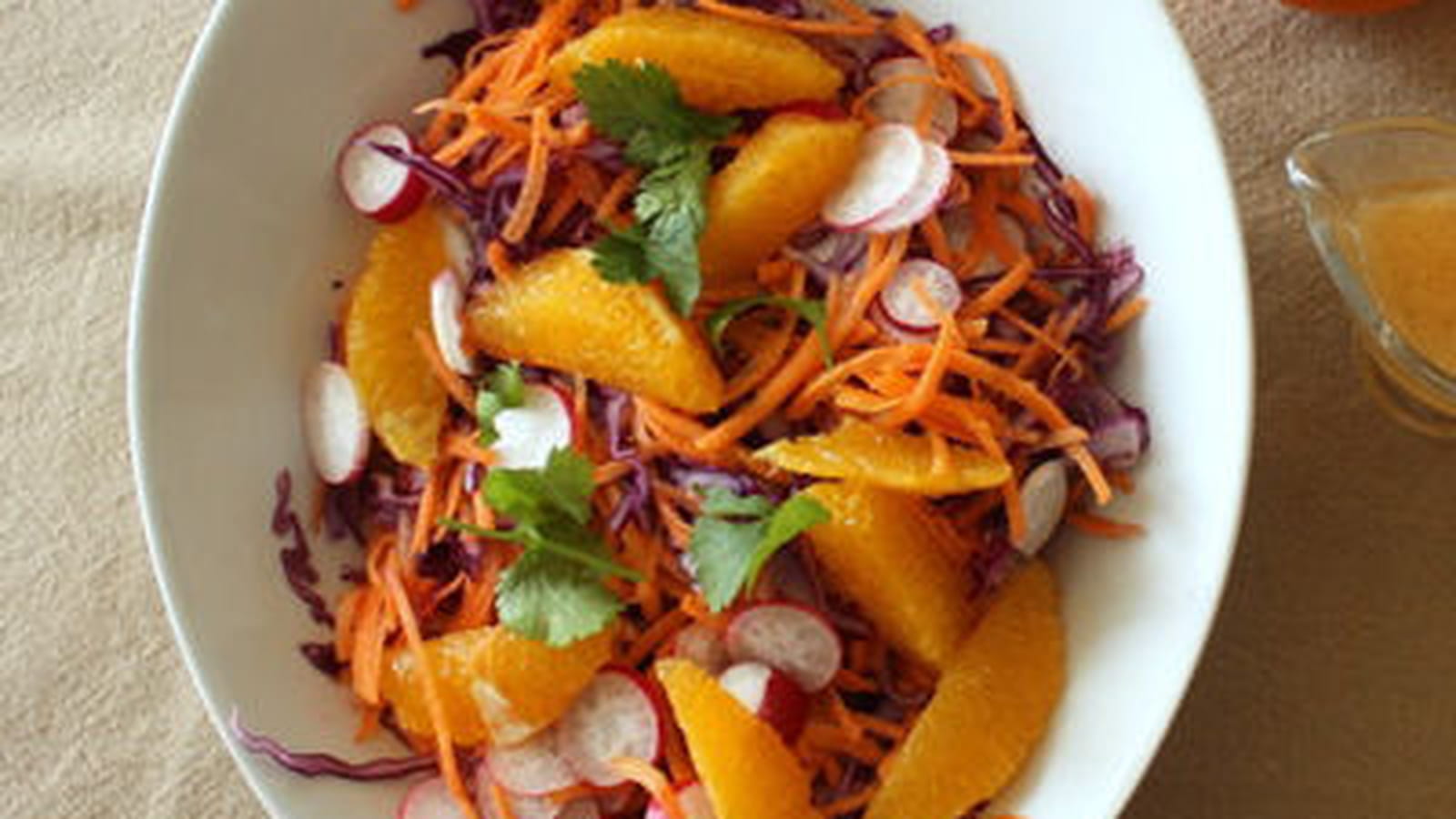 Salade au chou rouge, carottes, radis, orange et sa vinaigrette à la clémentine et au miel