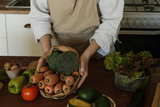 Astuce beaut&eacute;&nbsp;: ce l&eacute;gume que l'on a tous &agrave; la maison permet de faire de fausses t&acirc;ches de rousseur en un instant