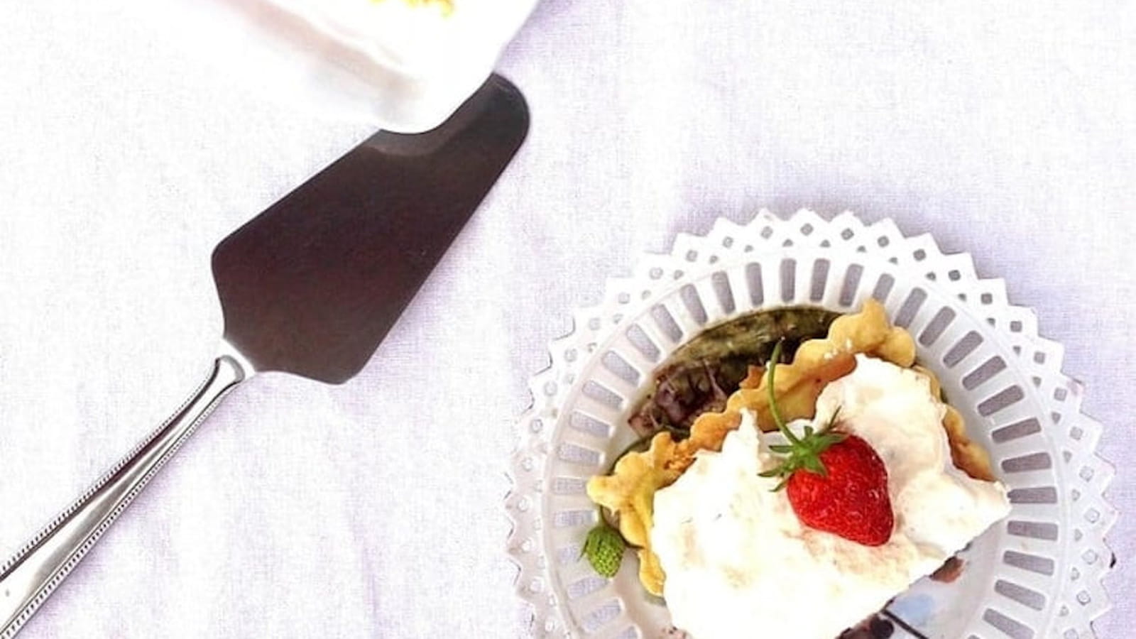 Tarte rhubarbe et fraises meringuée