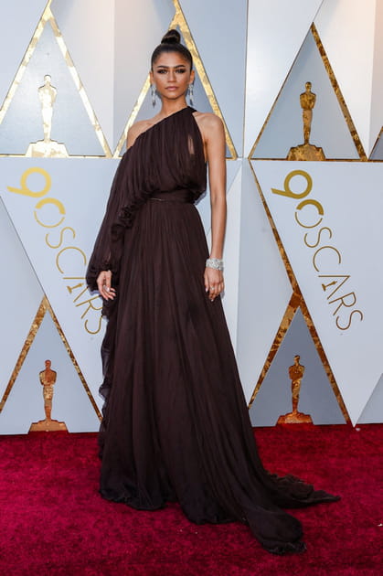 Zendaya en robe chocolat Giambattista Valli