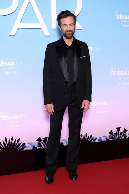 Romain Duris en smoking noir et chemise Celine et bijoux Boucheron
