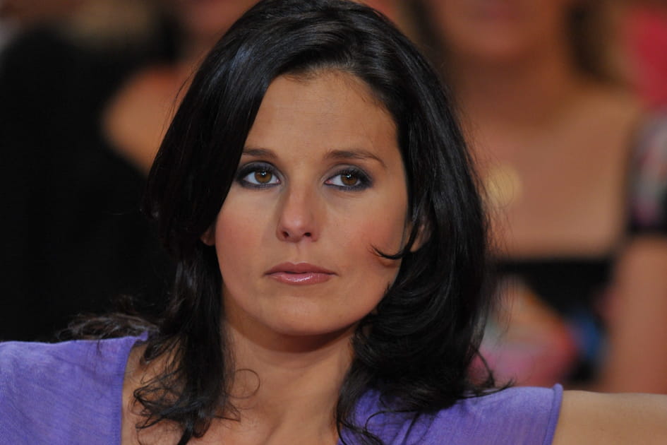 Faustine Bollaert, glamour avec son ras de cils noir intense