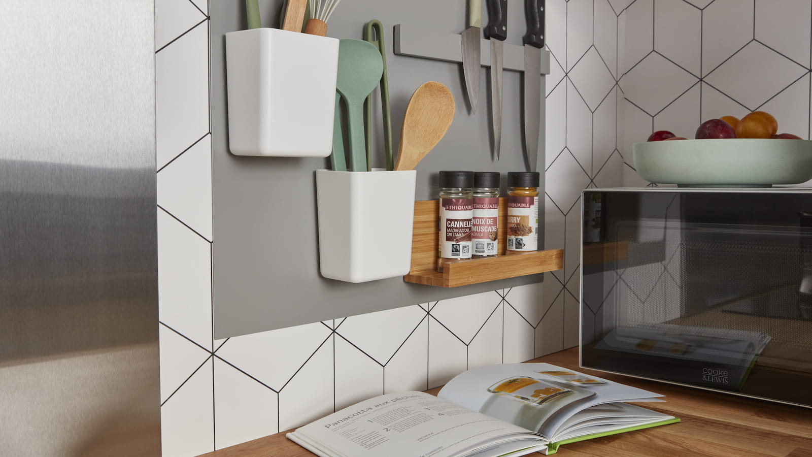 Des étagères de cuisine sur une plaque verticale aimantée 