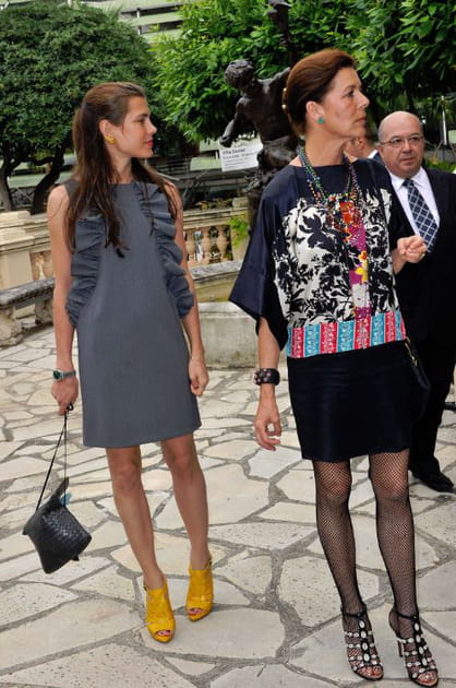 Caroline de Monaco en top imprimé, jupe noire et collant résille