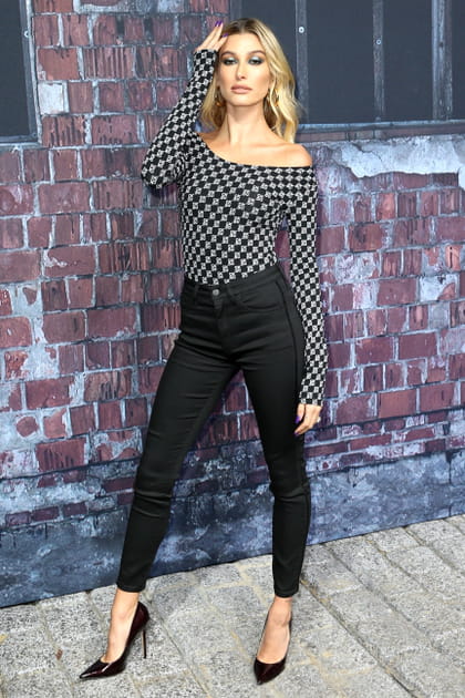 Hailey Bieber en jean noir et top imprimé