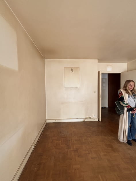 Avant&nbsp;: un salon aux murs tr&egrave;s abim&eacute;s