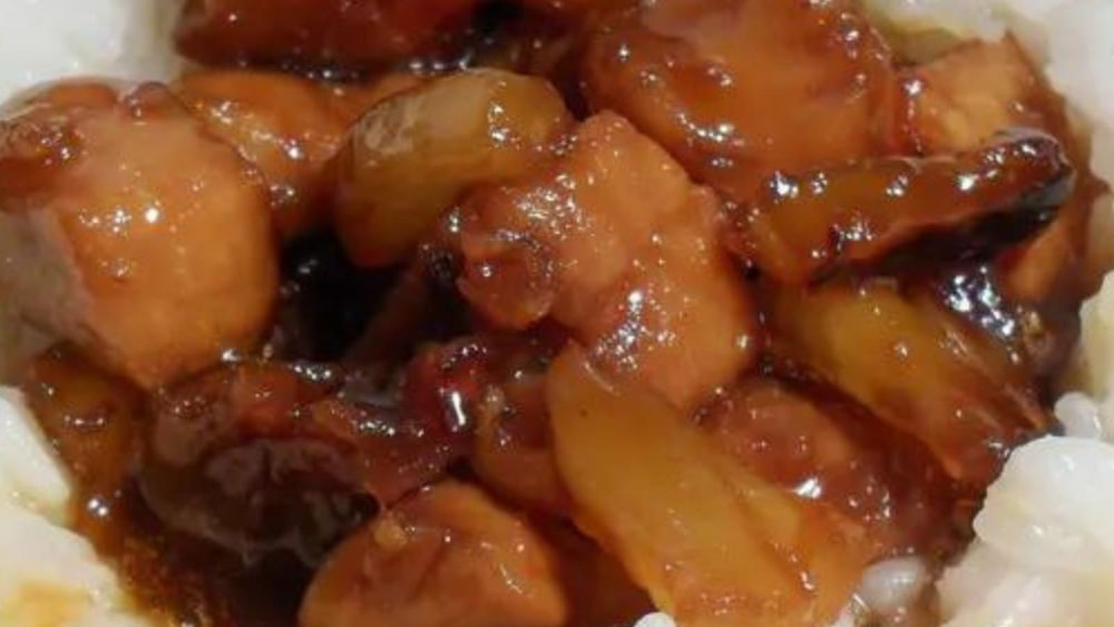 Porc au caramel, ananas et riz thaï