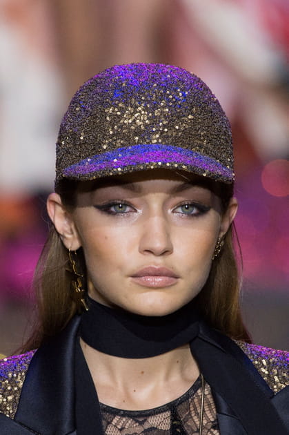 La casquette &agrave; strass du d&eacute;fil&eacute; Elie Saab
