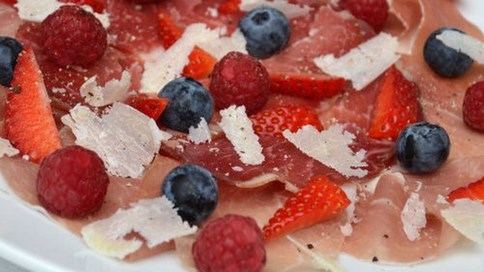 Carpaccio de jambon cru et coppa aux fruits rouges et parmesan
