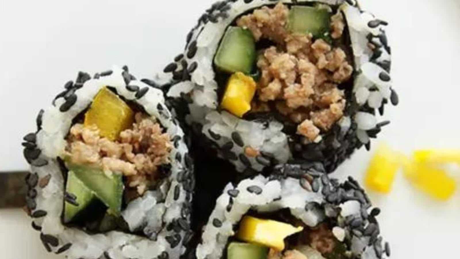 Maki californien au boeuf et pâte de soja
