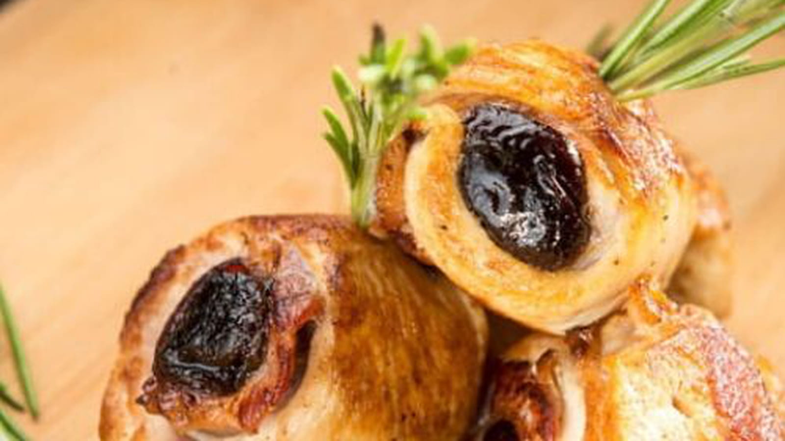 Mini roulades de volaille et lard fumé aux pruneaux d'Agen et romarin