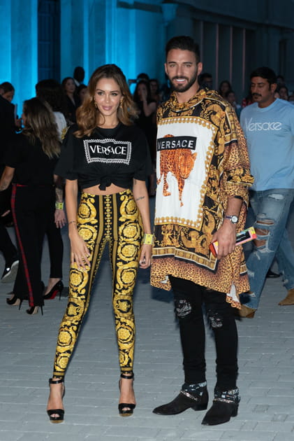 Nabilla Benattia et Thomas Vergara au d&eacute;fil&eacute; Versace