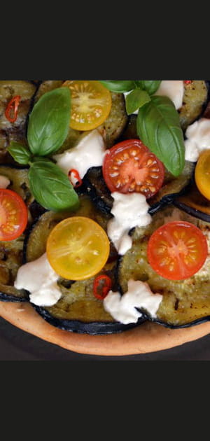 Tarte aux aubergines, tomate cerise et ch&egrave;vre