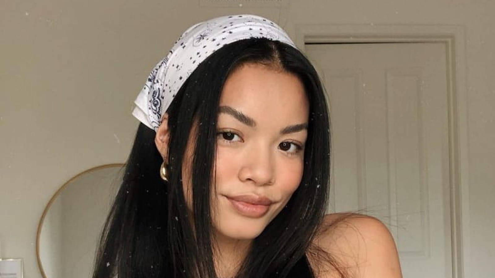 Cheveux relâchés et bandana