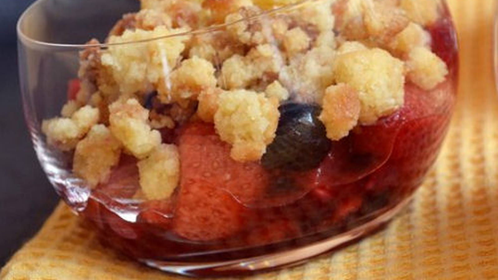 Crumble aux pommes et fruits rouges à la poêle