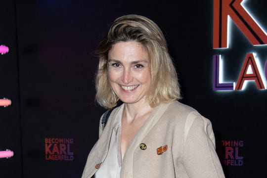 Endimanch&eacute;s, Julie Gayet et Fran&ccedil;ois Hollande font une apparition surprise dans les gradins de Roland-Garros