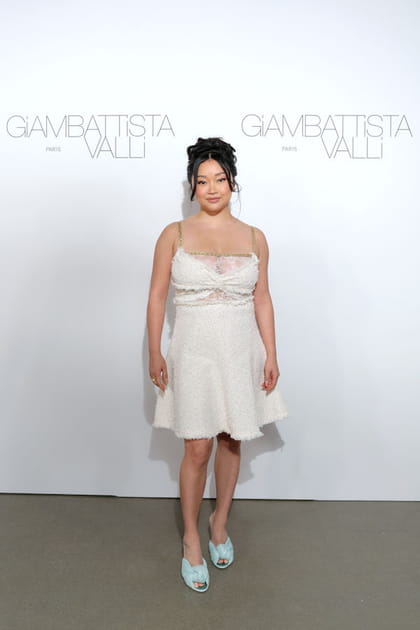 Lana Condor en petite robe ivoire en dentelle et sandales turquoise nou&eacute;es au d&eacute;fil&eacute; Giambattista Valli