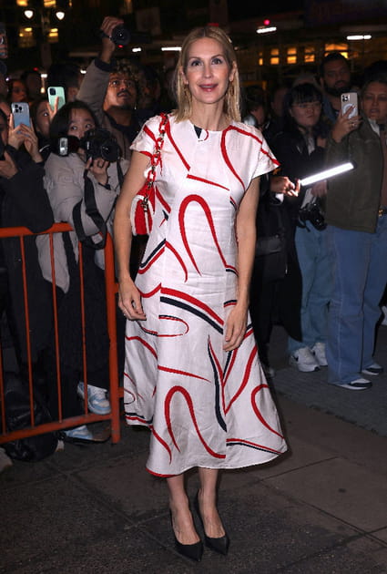 Kelly Rutherford en robe midi blanche &agrave; motifs rouge et noir