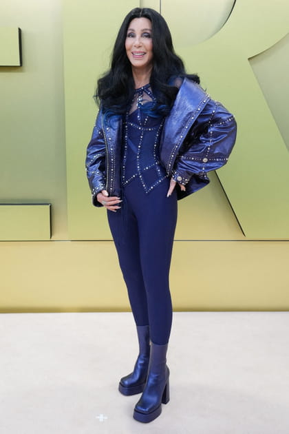 Cher en tenue bleue moulante, veste et bottines assorties