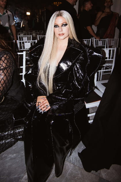 Avril Lavigne en manteau en cuir noir au d&eacute;fil&eacute; Christian Siriano printemps-&eacute;t&eacute; 2024