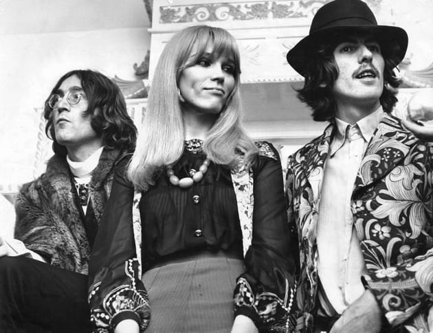 Entourée de John Lennon et George Harrison (1968)
