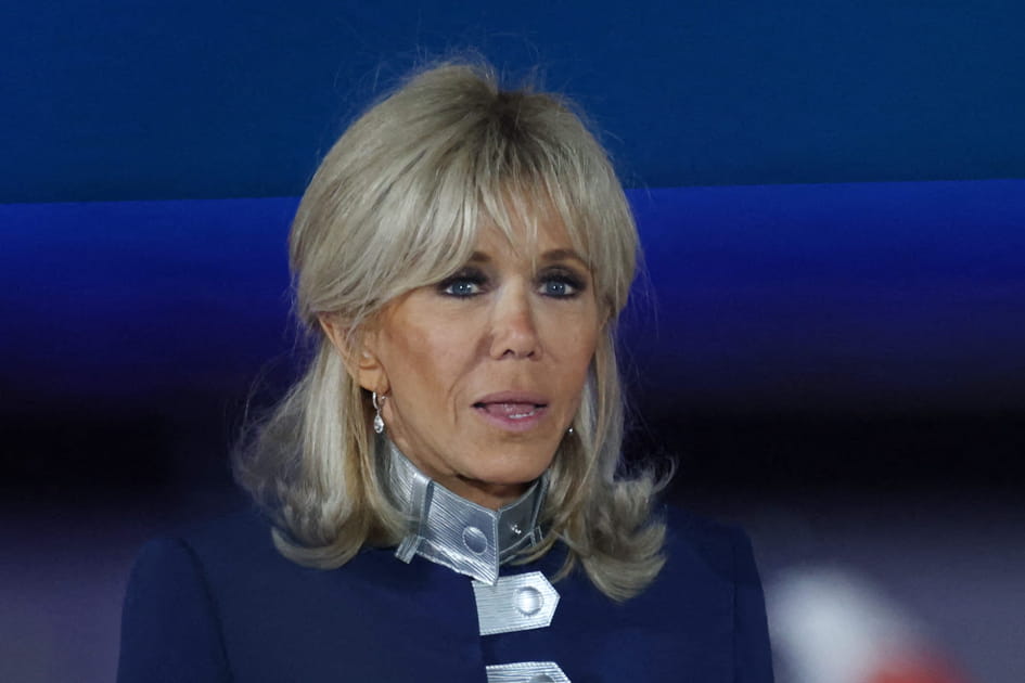 Brigitte Macron, f&eacute;minine avec sa demi-queue et sa frange