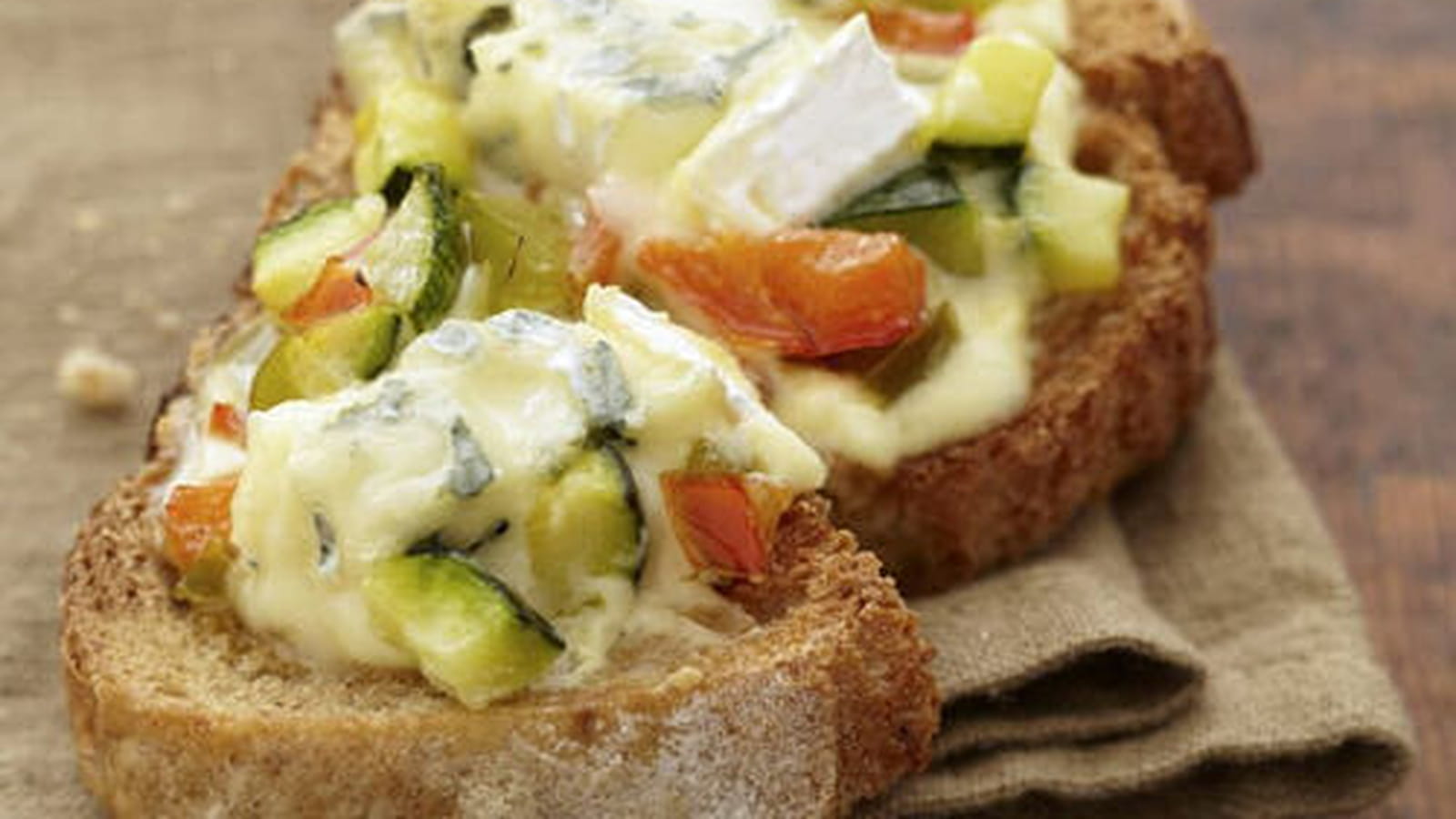 Tartines de Bresse Bleu, courgettes et poivrons