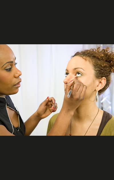 Du crayon noir pour souligner les yeux