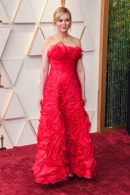 Kirsten Dunst en longue robe bustier rouge &agrave; froufrous Christian Lacroix de 2002