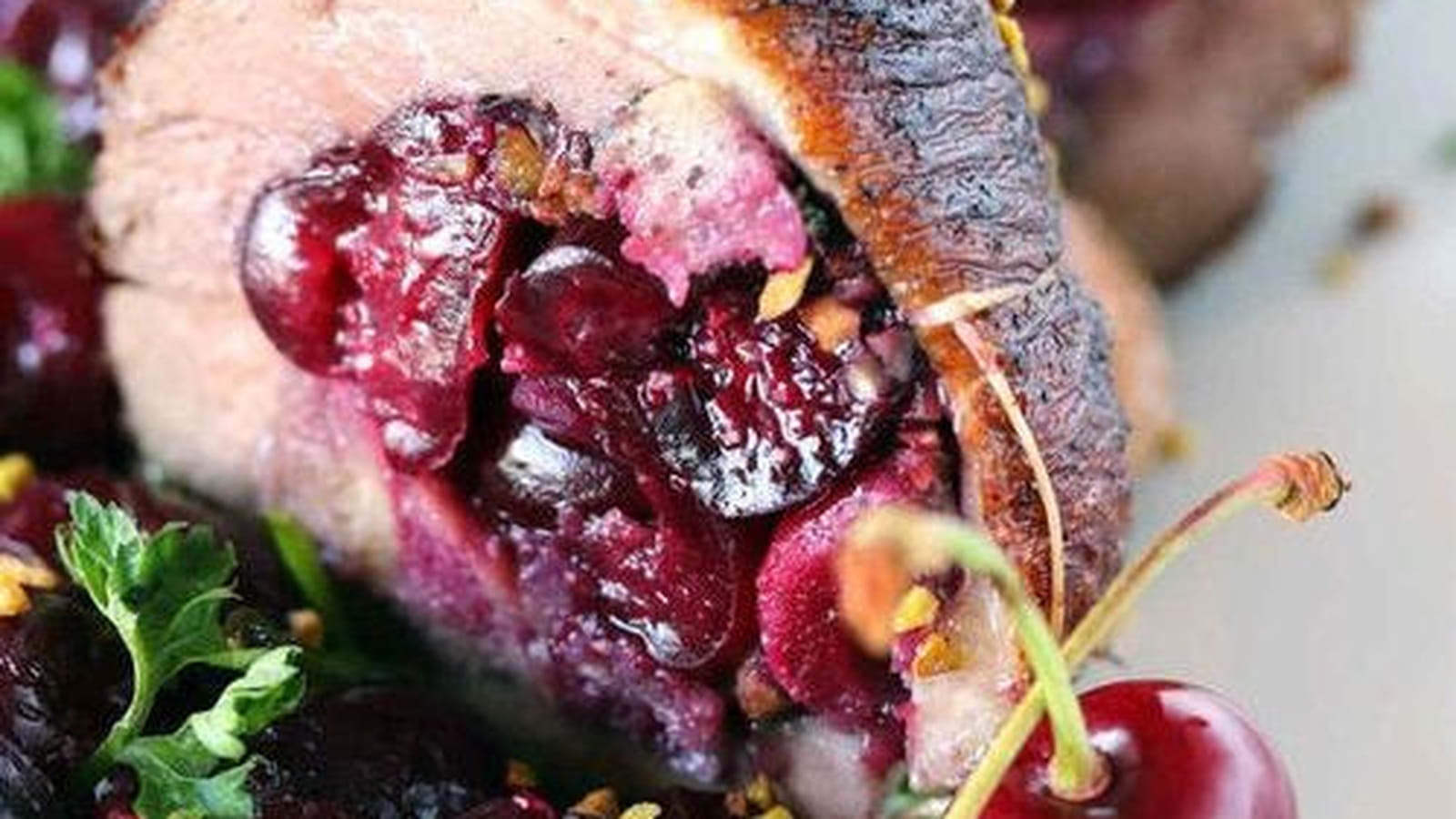 Rôti de magret de canard farci aux cerises
