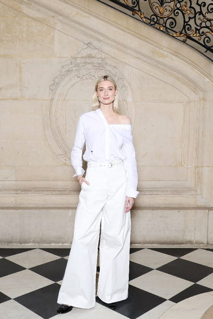Elizabeth Debicki en ensemble chemise et pantalon ample blanc au d&eacute;fil&eacute; Dior haute couture printemps-&eacute;t&eacute; 2024