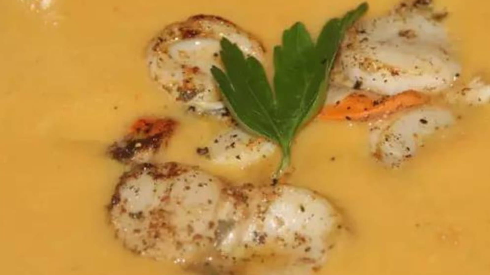 Velouté aux deux carottes, lamelles noix de Saint-Jacques