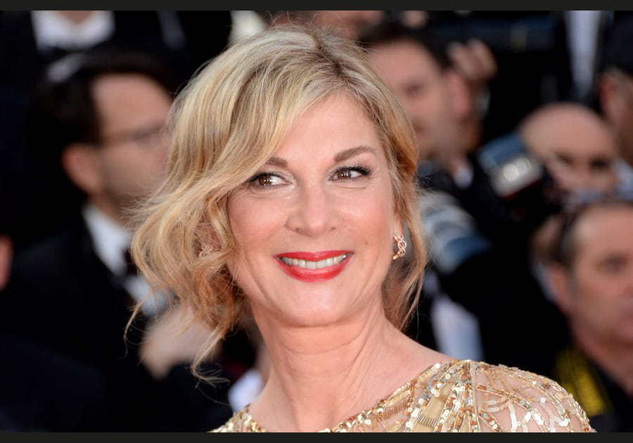 La coiffure asym&eacute;trique de Mich&egrave;le Laroque