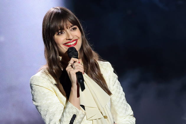 Clara Luciani avait plusieurs petits jobs&nbsp;: h&ocirc;tesse d'accueil, baby-sitter, vendeuse, prof d'anglais