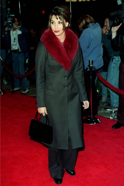Avant&nbsp;: Gina Gershon &agrave; 35&nbsp;ans en manteau gris à col bordeaux