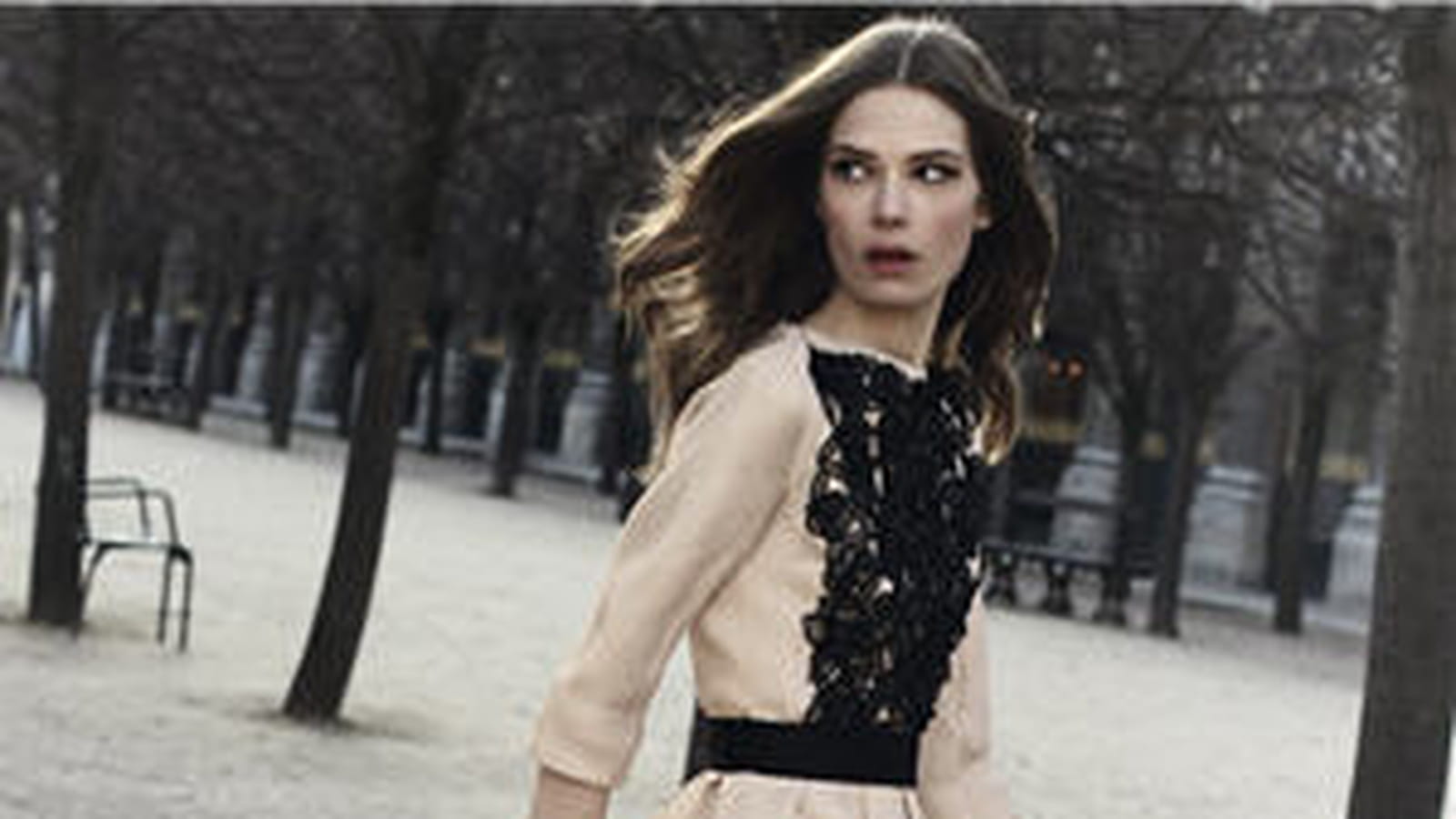 La robe en soie champagne et guipure noire de Dior