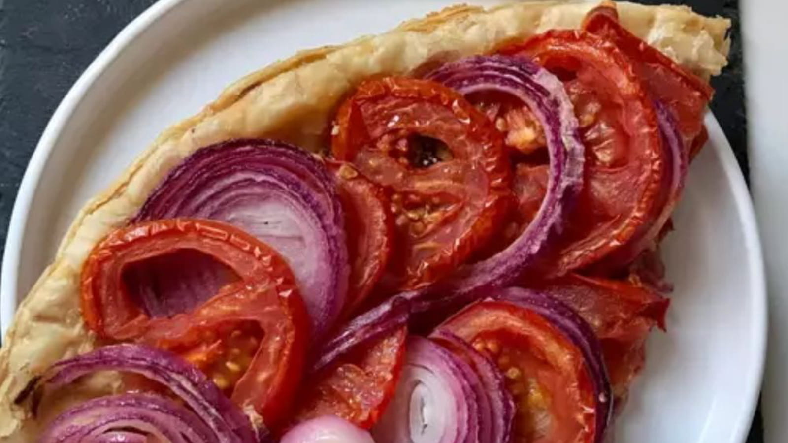 Tarte tomates-oignons rouges et moutarde à l'ancienne