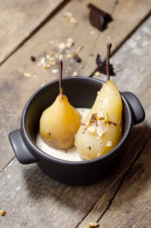 Poires pochées aux épices et chocolat, sauce stracciatella