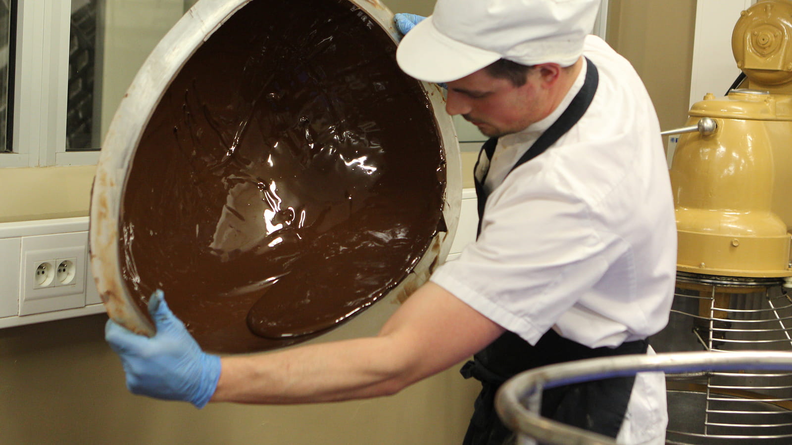 Le retrait du surplus de chocolat