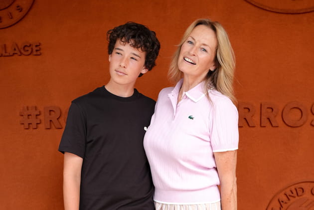 Estelle Lef&eacute;bure pose avec son fils Giuliano &agrave; Roland-Garros