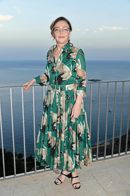 Catherine Frot en robe imprimée