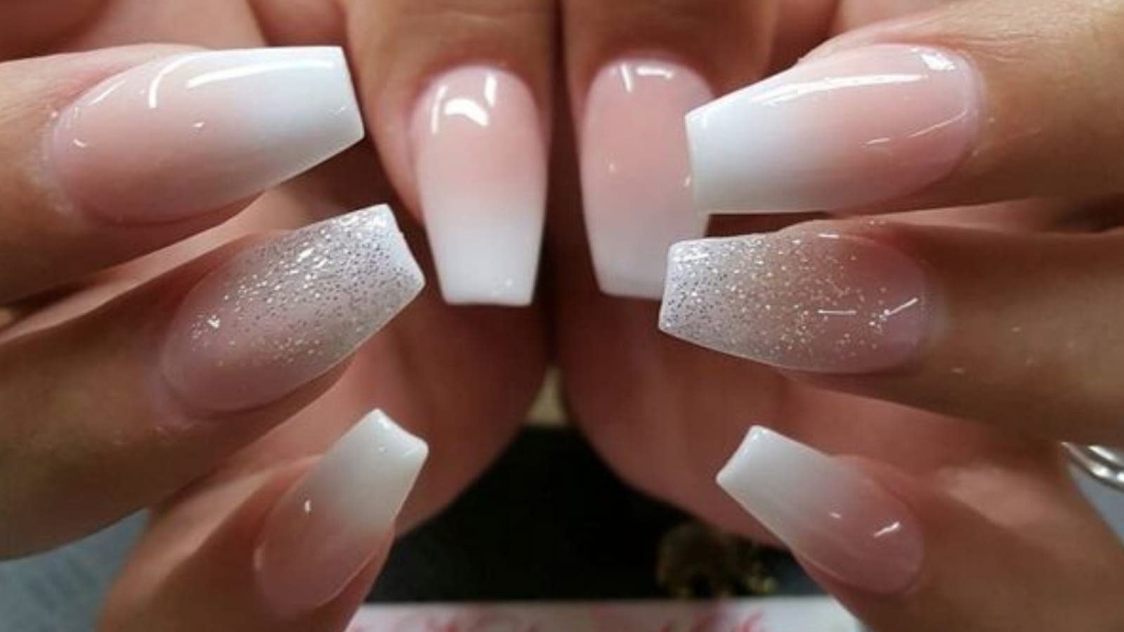 Une manucure Babyboomer avec un ongle scintillant