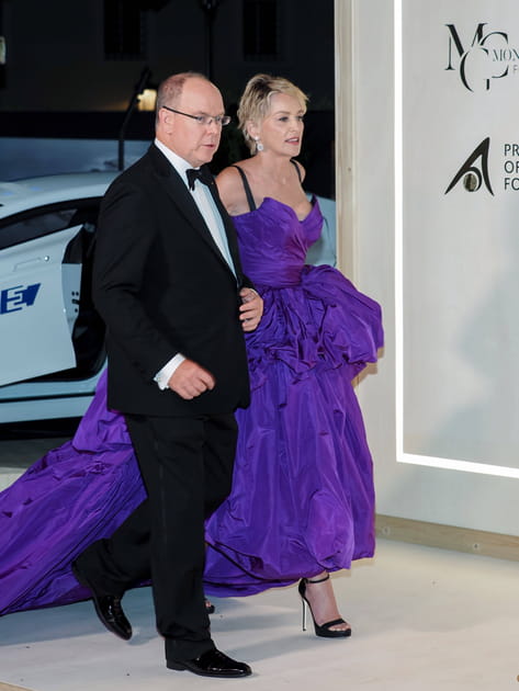 Sharon Stone arrive au Gala accompagnée d'Albert de Monaco