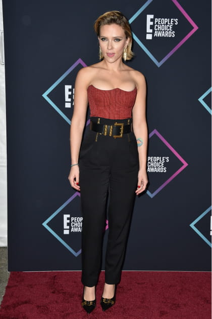 Scarlett Johansson en bustier et pantalon noir