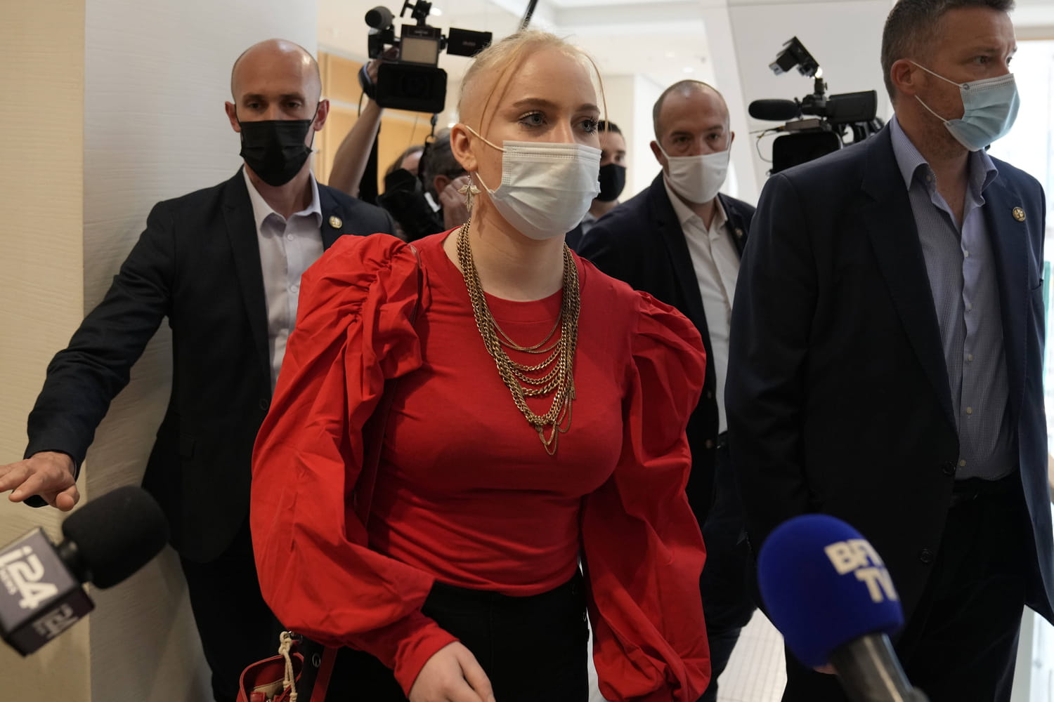 Mila : "Je suis en prison dans des vêtements, des maquillages..."