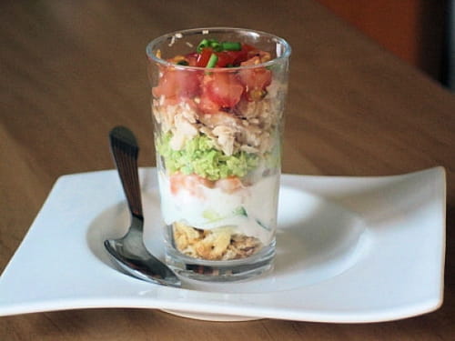 Verrines de la mer au saumon, crevettes et guacamole d'avocat